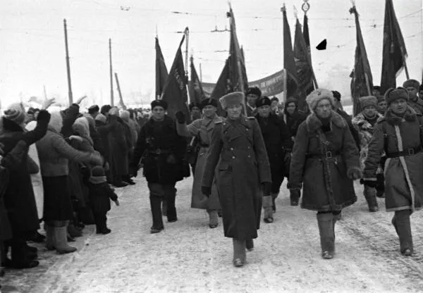 Стратегическая наступательная операция по прорыву блокады Ленинграда. Январь 1943 года. Ленинградцы встречают партизанские отряды, участвующие в боях за город