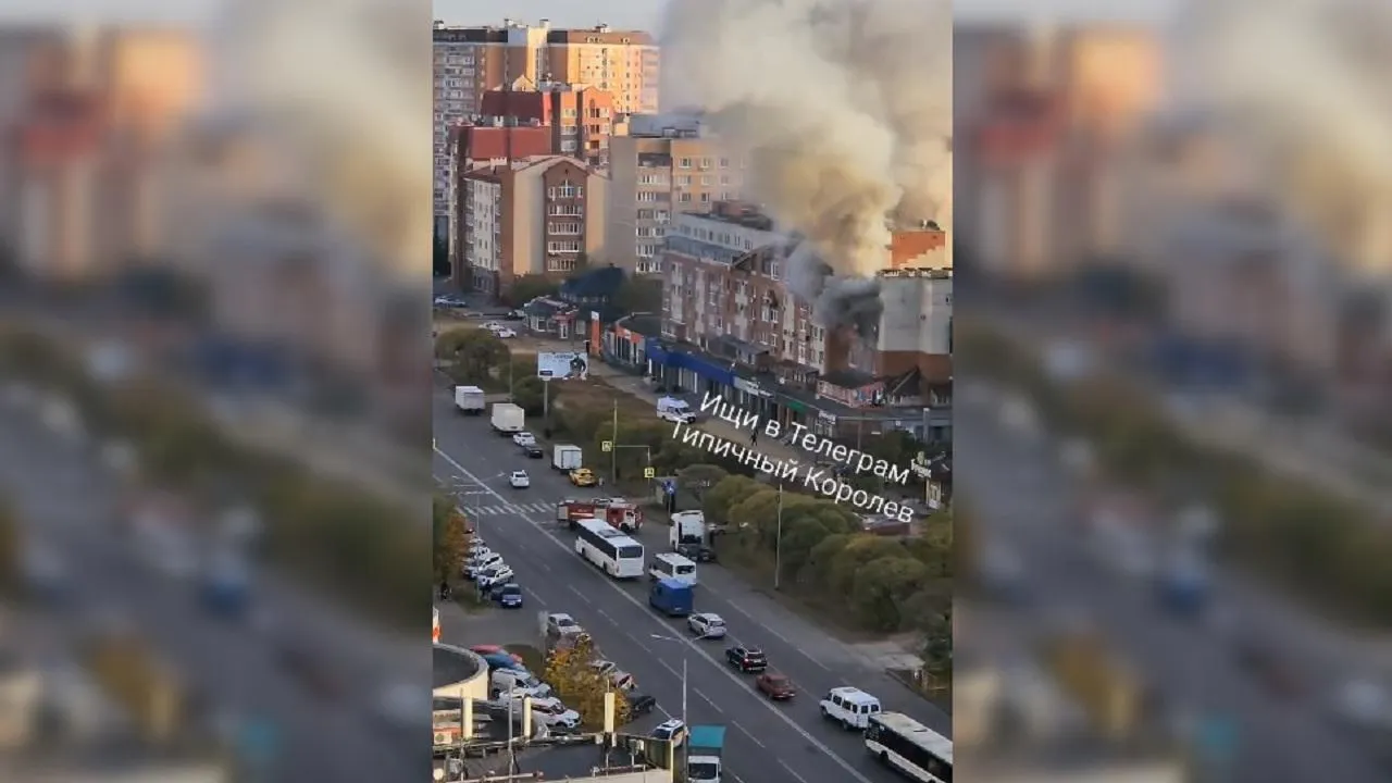 Пожар произошел в жилом доме в Королеве: люди спасаются через окна горящей квартиры