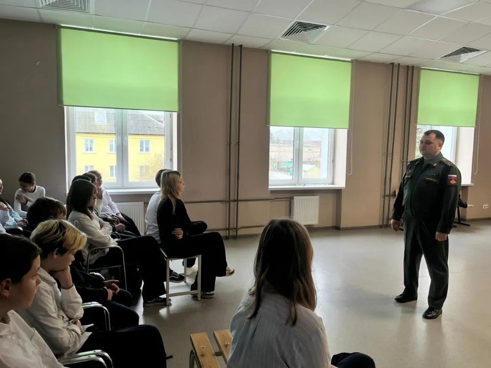 Александр проводит «Урок мужества». Фото: vk.com/Александр Князев