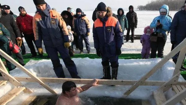 Безопасность на Крещение в области обеспечат более тысячи спасателей