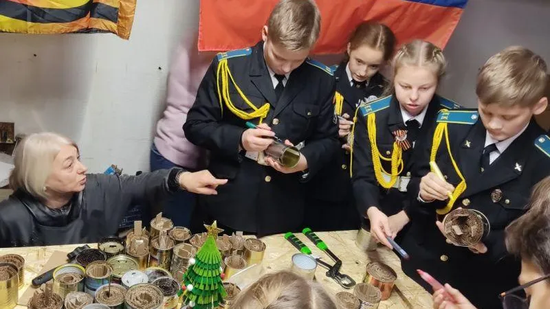 Кадеты из Лобни сделали заготовки окопных свечей для наших солдат