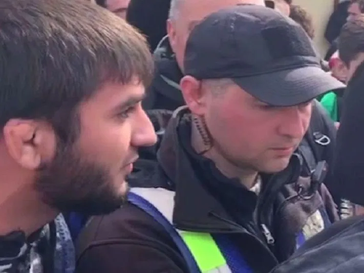 «Я за тебя кровь проливал»: солдаты ВСУ вышли отбивать от полиции Киево-Печерскую лавру  