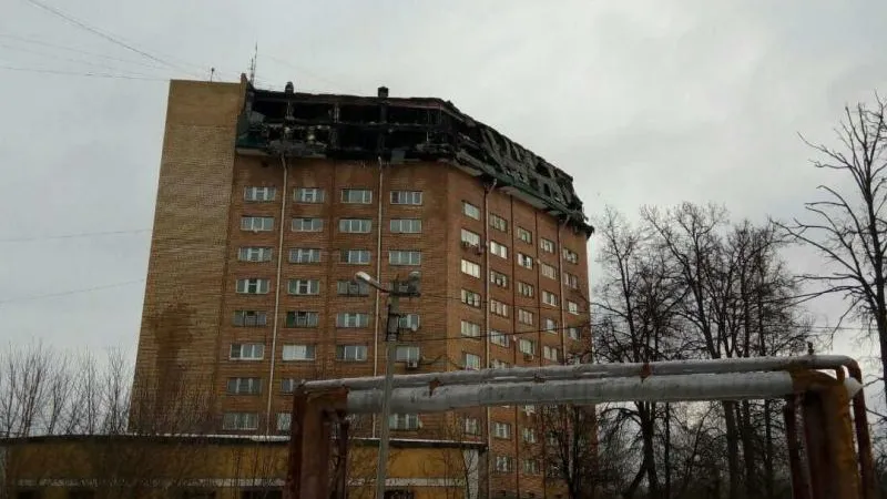 Службы ЖКХ восстанавливают подачу коммунальных услуг в пострадавшем от пожара доме в Наро-Фоминске