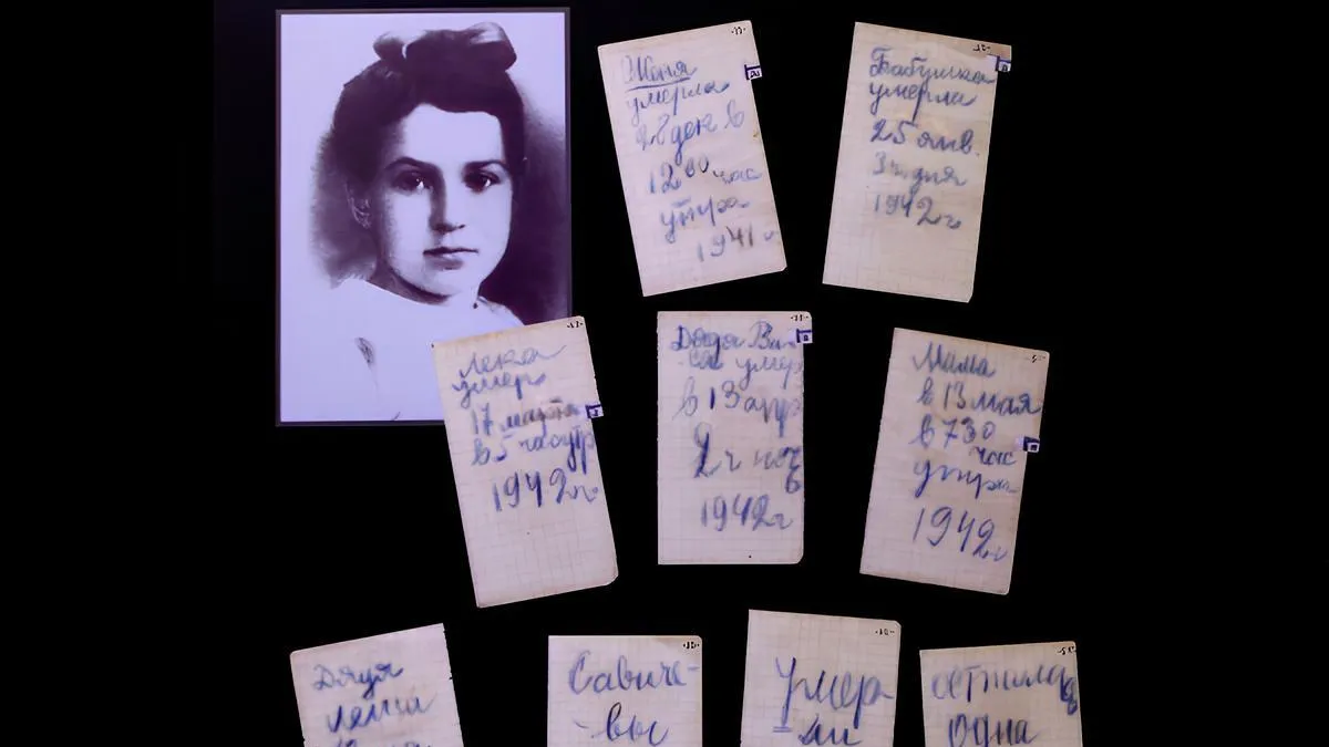 Дневник Тани Савичевой в музее на Пискаревском мемориальном кладбище, где захоронены примерно 500 тысяч жертв блокады Ленинграда и воинов Ленинградского фронта