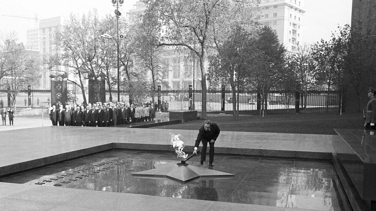 Генеральный секретарь ЦК КПСС Леонид Брежнев зажигает Вечный огонь у могилы Неизвестного солдата, Москва, 1967 год. Михаил Кулешов