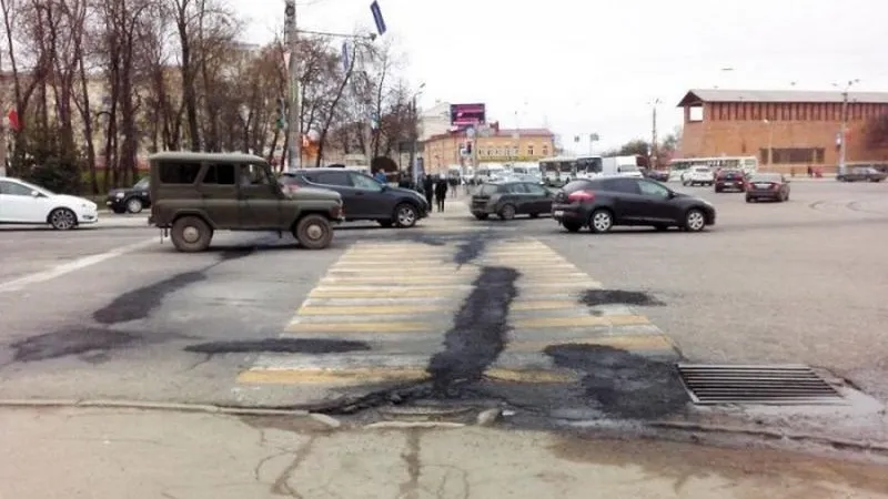 Свеженанесенную «зебру» заасфальтировали в Смоленске к приезду Медведева