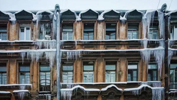 В Петербурге на крышах зданий выросли метровые сосульки, пугающие граждан
