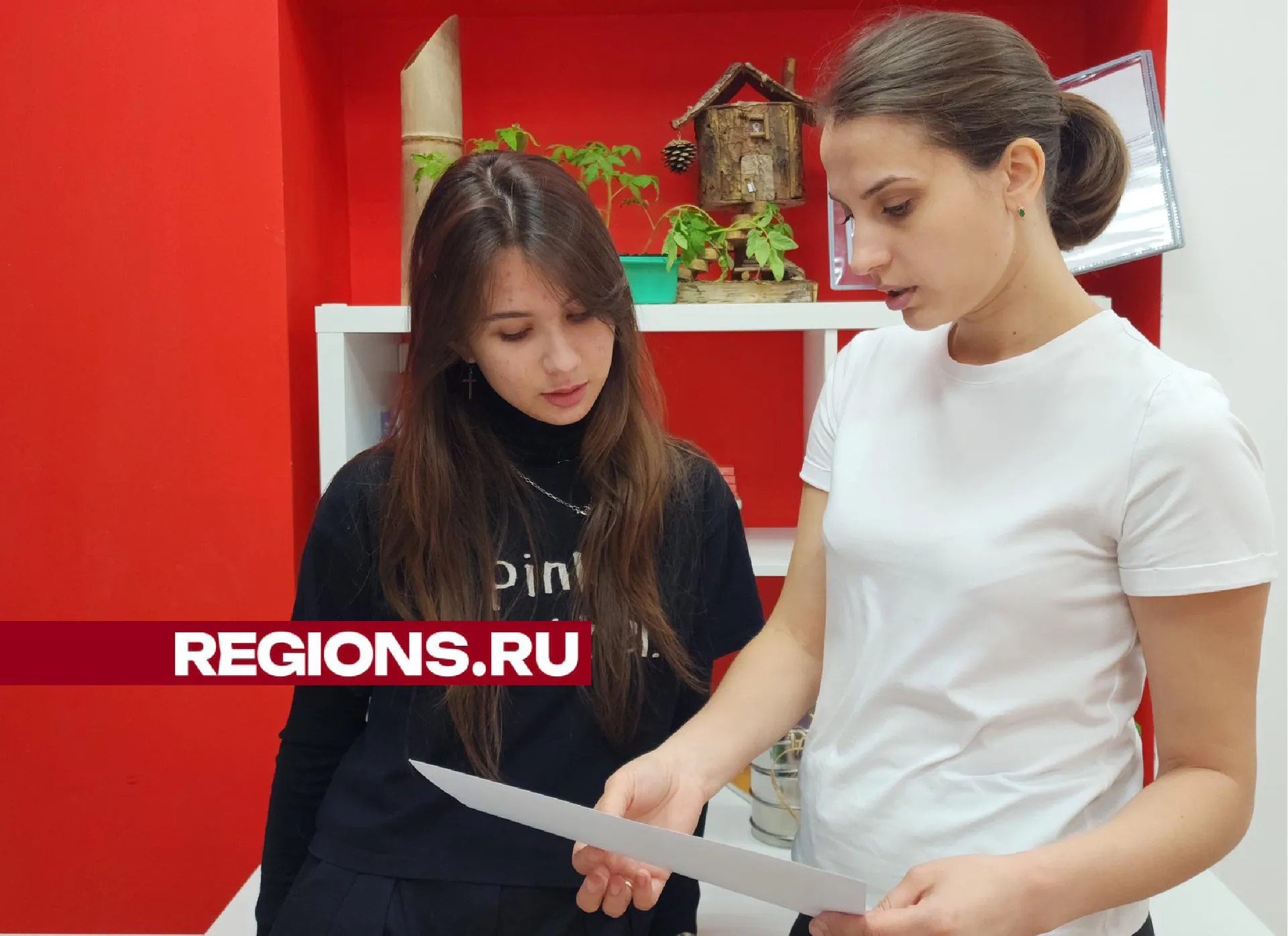 Педагог Елена Кожевникова руководит кружком по агрономии/фото: Хавива Фонина