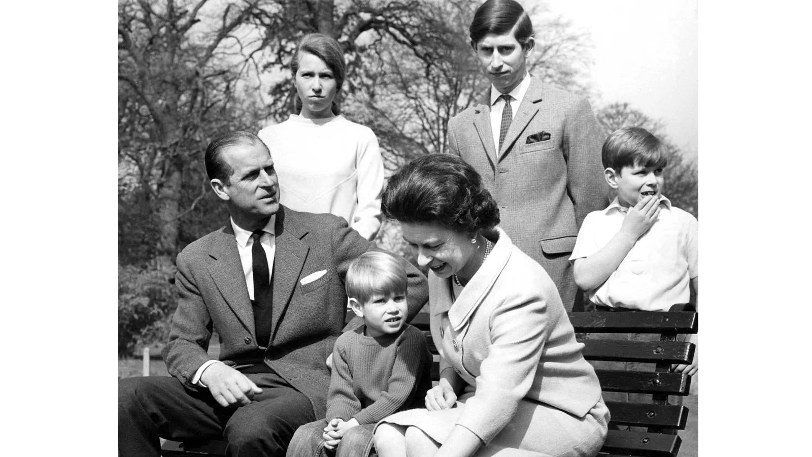 Королевская семья, принц Эндрю справа, прикрывает рукой рот. imago stock&people