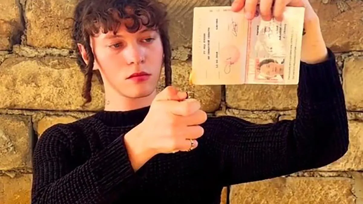 Обвиняемый в реабилитации нацизма и оскорблении чувств верующих Шарлот сжигает Российский паспорт