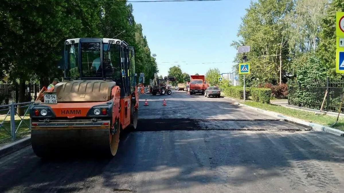 В подмосковных Серебряных Прудах обновили покрытие на дорогах