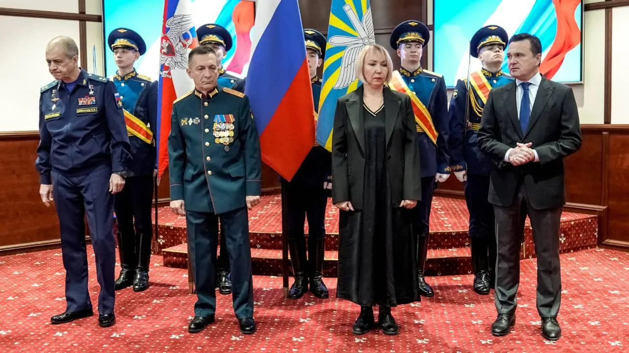 Губернатор Подмосковья и командующий ВВС передали золотую звезду Героя РФ семье погибшего бойца СВО