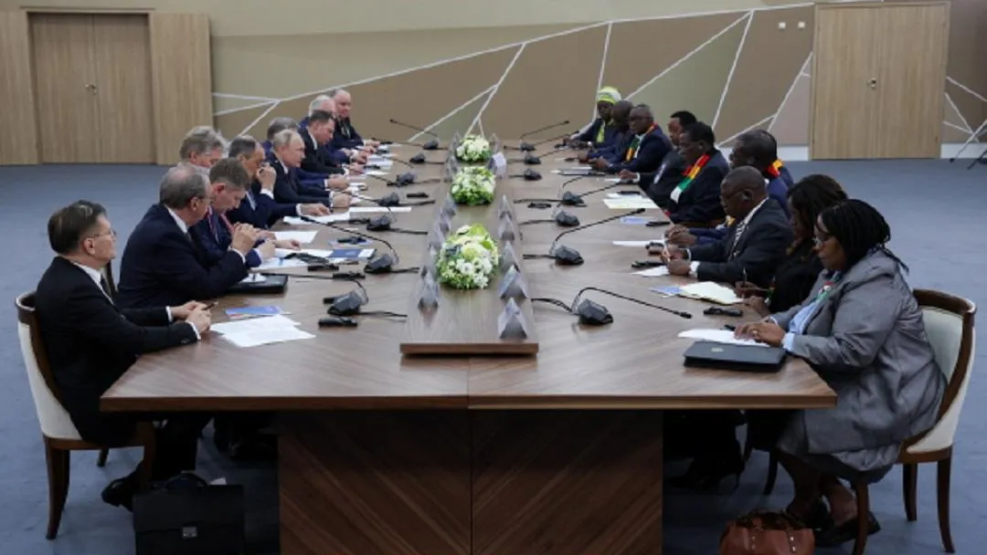 Песков рассказал, когда президенту Зимбабве Путин подарил вертолет