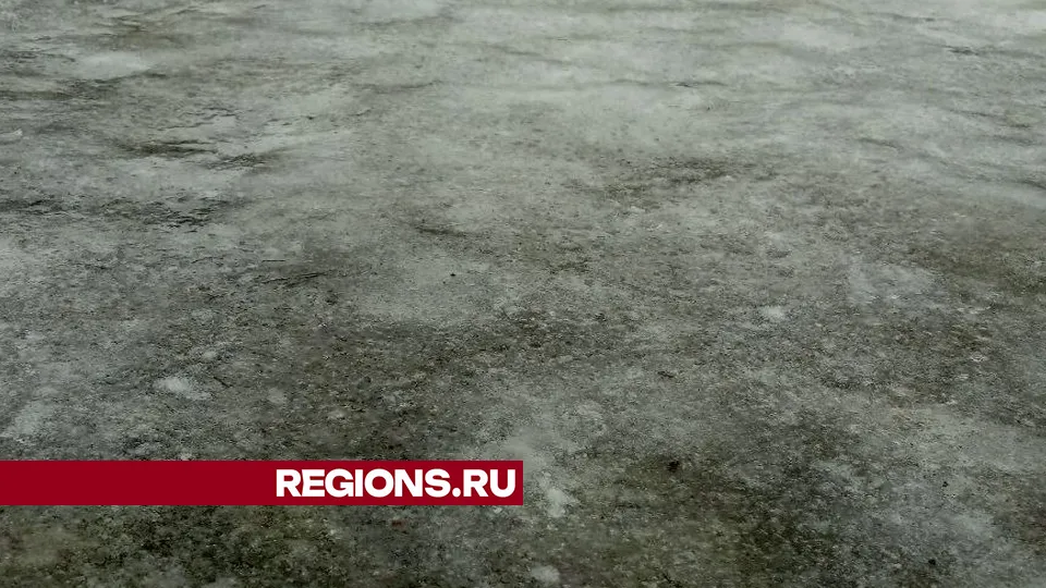 Из-за дождя лед на катке начал таять, а тротуары - превратились в каток. Фото: REGIONS/Василий Тремасов