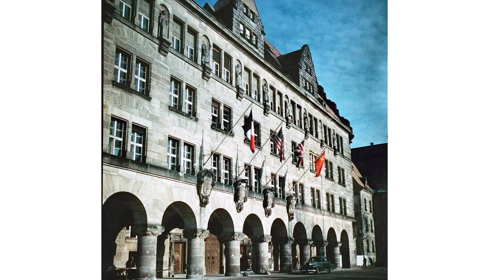 Дворец юстиции c флагами четырех стран-победительниц, Нюрнберг, 1945 год