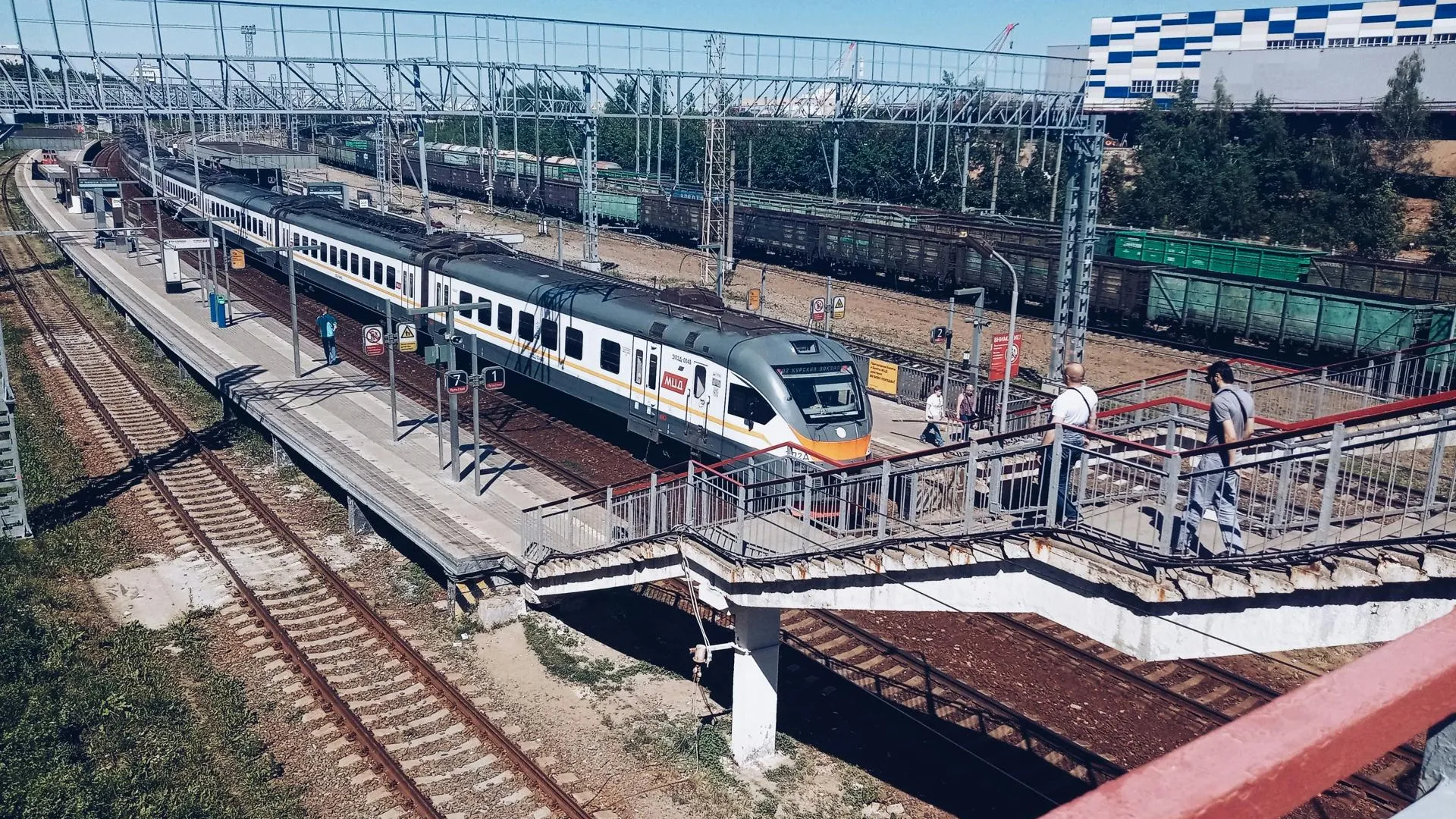 Автобус столкнулся с локомотивом в Подмосковье