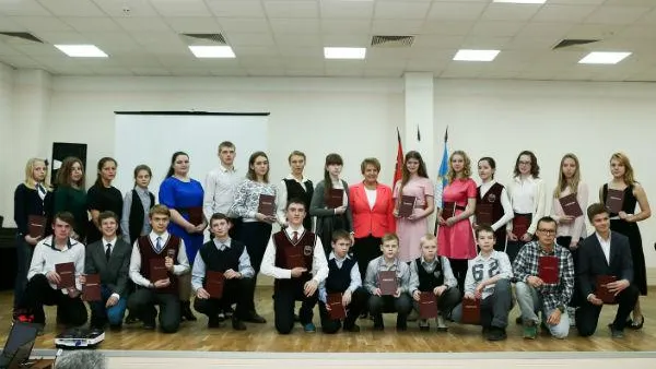 Стипендии губернатора получили 64 школьника Сергиево-Посадского района