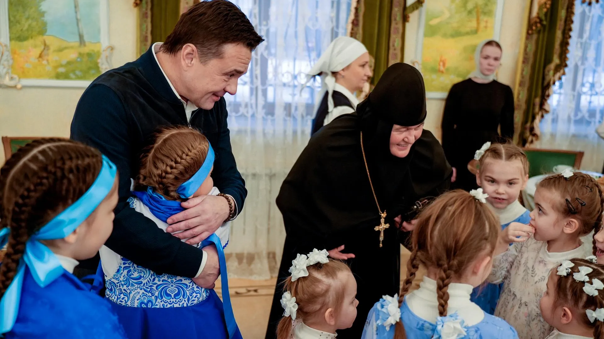 Воробьев поздравил с Новым годом воспитанниц приюта при Покровском монастыре
