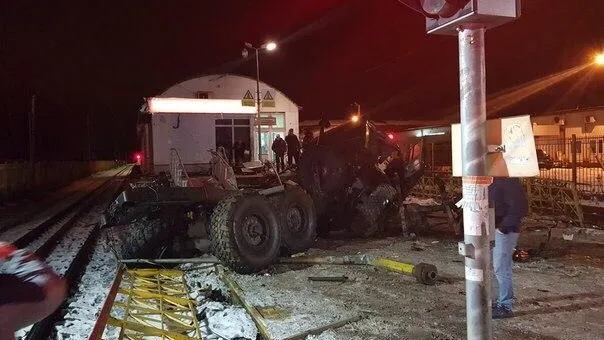 Люди чудом уцелели при столкновении поезда с КАМАЗом под Одинцовом