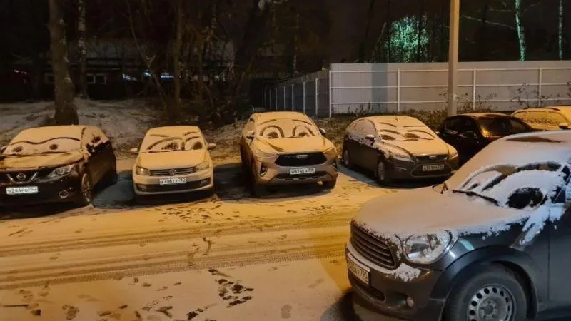 Машины из известного мультика про гонки ожили на парковке в Дмитрове