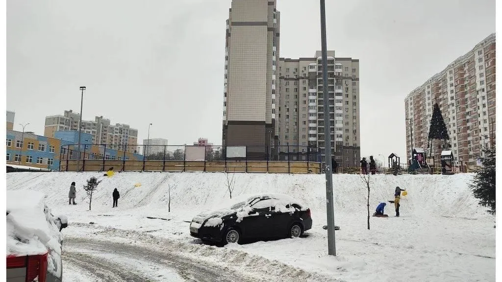 Небезопасная горка. Фото: ТГ-канал «Подслушано Видное 18+». https://t.me/Chat_Podslushano_Vidnoe/141448