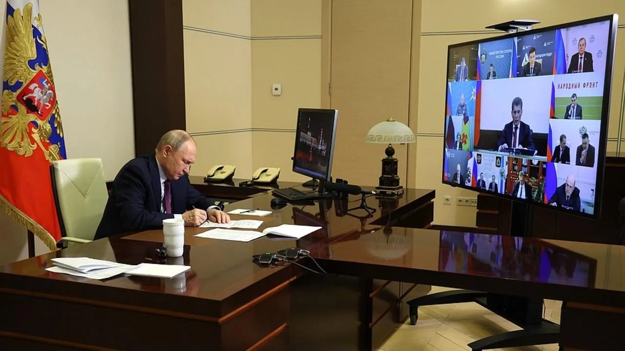 Владимир Путин в режиме ВКС запустил новый комплекс по производству упаковки в Чехове