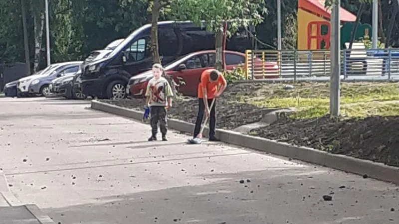 Два усердных мальчика вычистили улицу в Истре