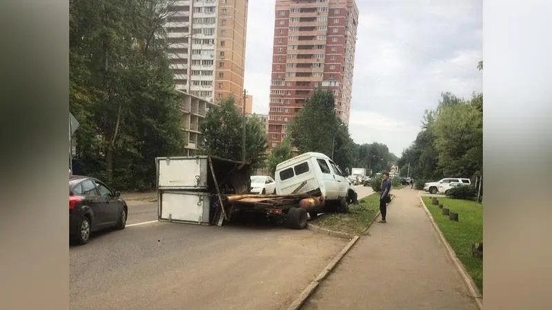 «Газель» с продуктами перевернулась в Балашихе