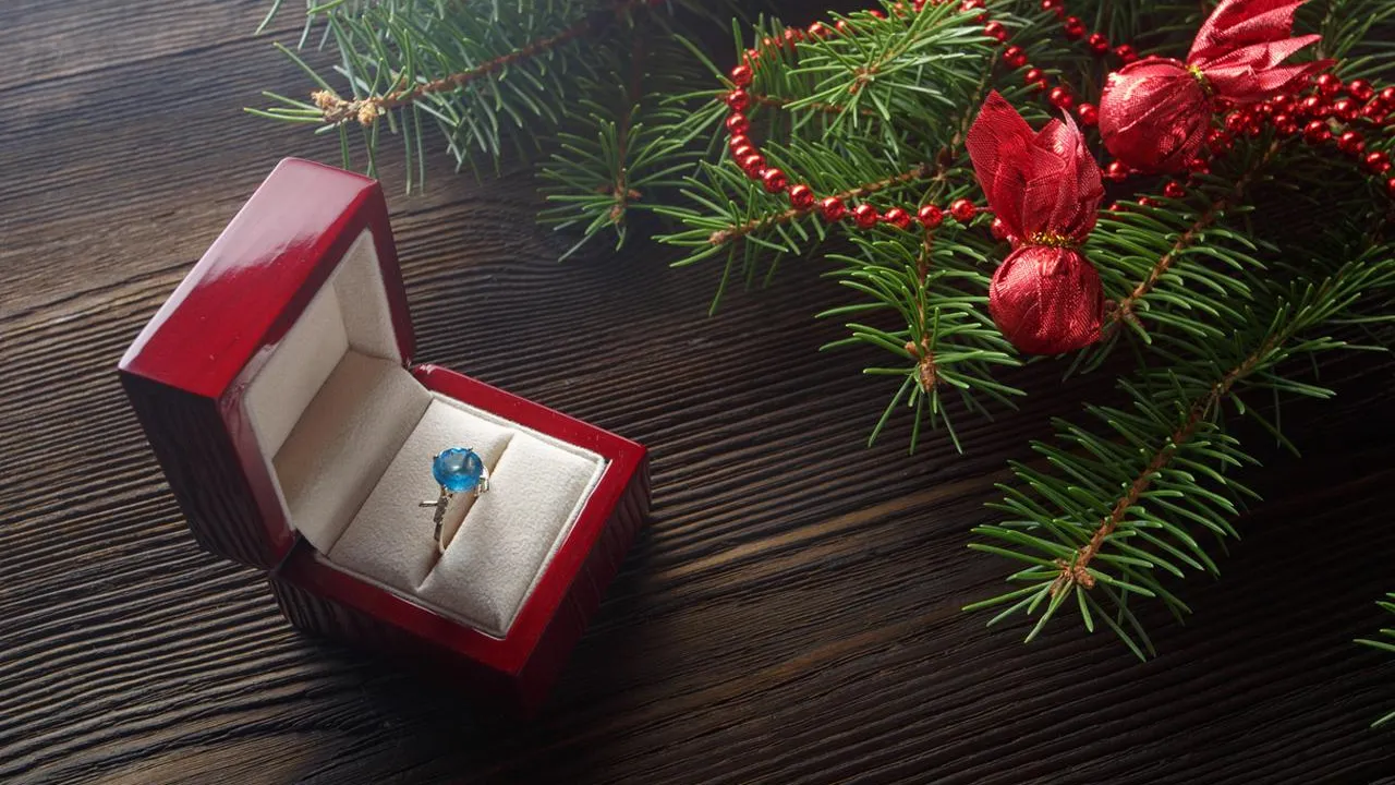 Экономия или романтика: психологи раскрыли, зачем мужчины делают предложение в Новый год