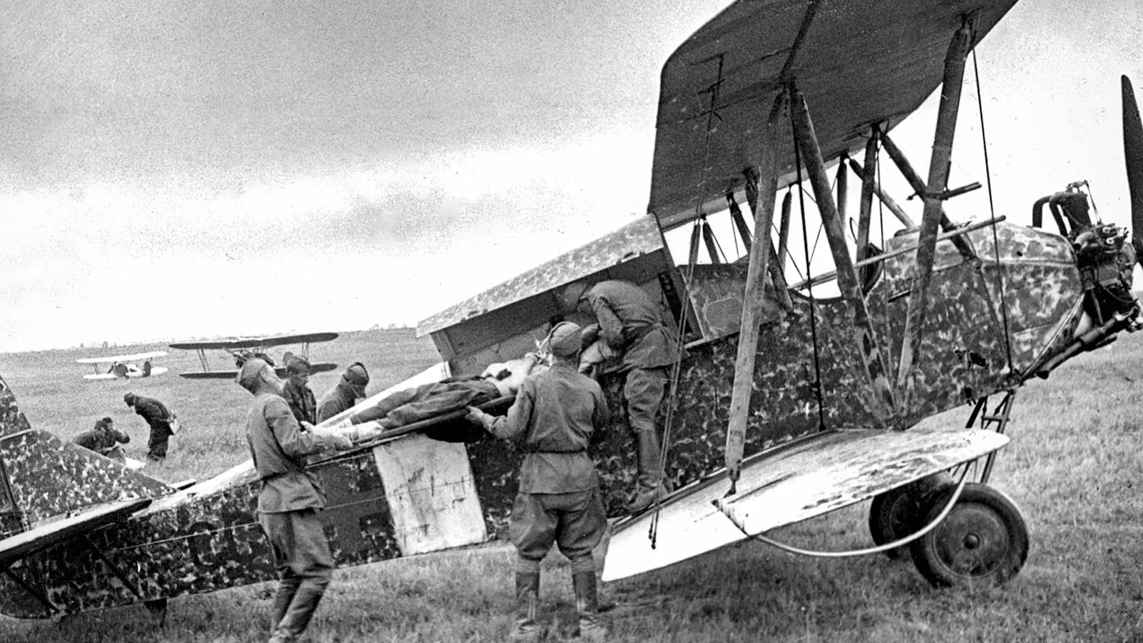 Бойцы эвакуируют раненого на самолете У-2, осень 1941 года. Леонид Великжанин