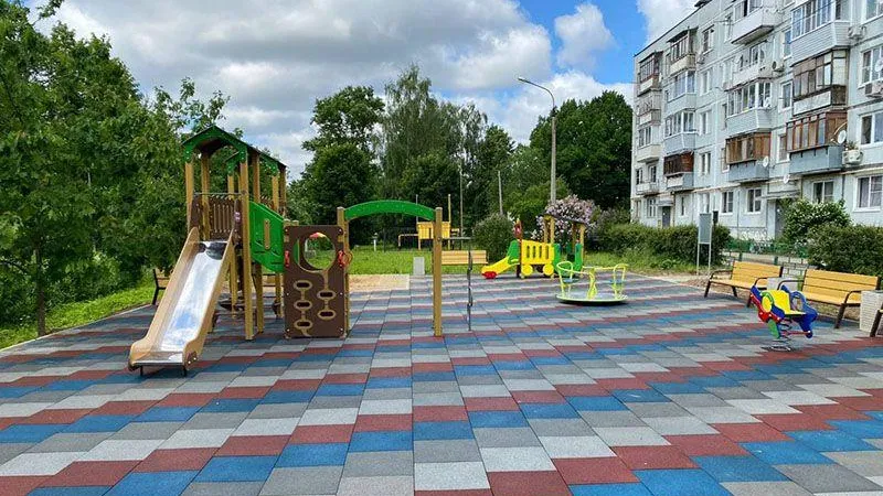 В Мытищах продолжают обновлять детские площадки