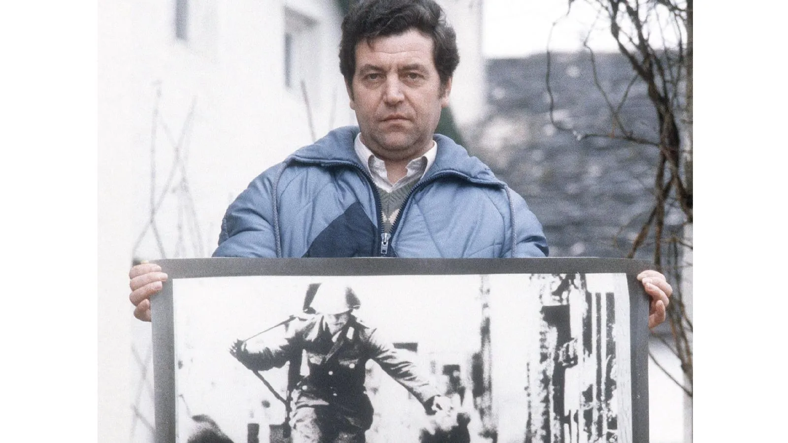 Конрад Шуман в 1986 году со снимком «Прыжок в свободу». imago stock&people