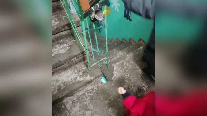 Ужасный ремонт: на залитые цементом ступени в подъезде пожаловались в Клину
