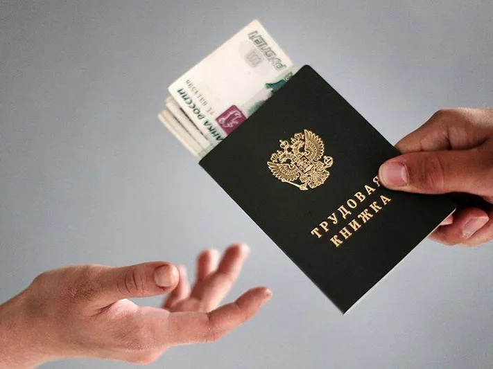 Эксперт объяснила, почему женщины зарабатывают меньше мужчин