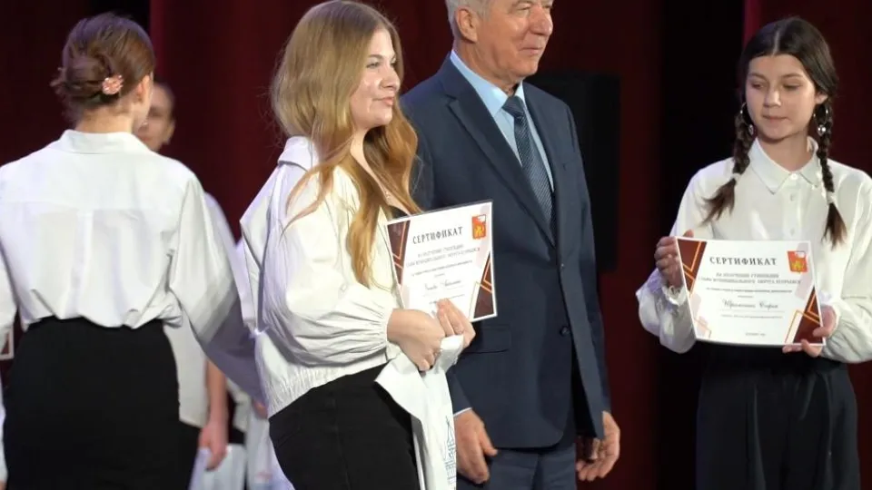 Михаил Лавров вручил награды студентам. Фото: t.me/dmitriyvikulov