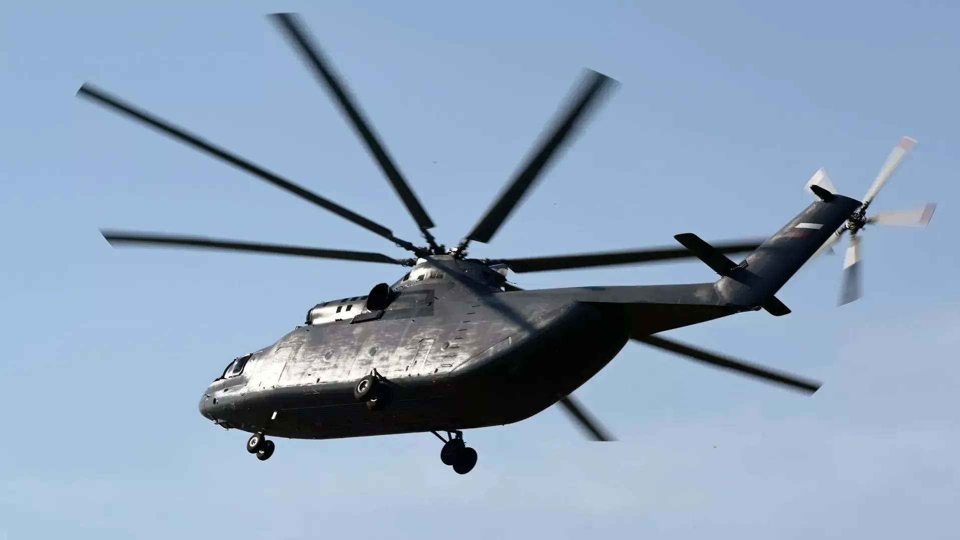В аэропорту Махачкалы сел военный вертолет