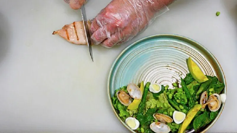 Вкусные и полезные: салаты с авокадо, которые украсят новогодний стол