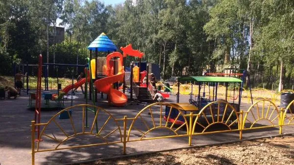 Новая детская площадка строится в Королеве