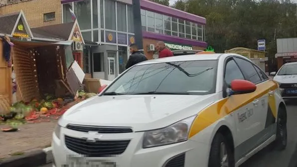 Таксист снес палатку с арбузами и дынями в Одинцове