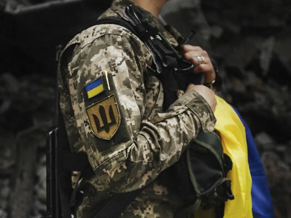 «Сидит среди мирных в бабской одежде»: боец СВО рассказал, как брал в плен ВСУшников