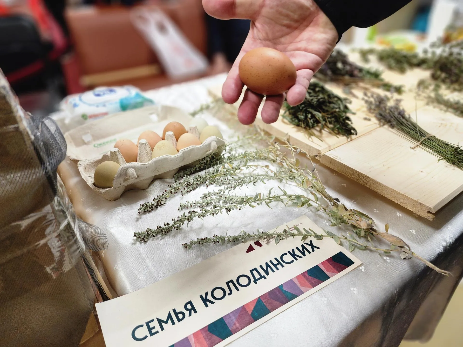 Яйца размером с женский кулак показали на выставке. Фото: REGIONS/Наталья Дорошева