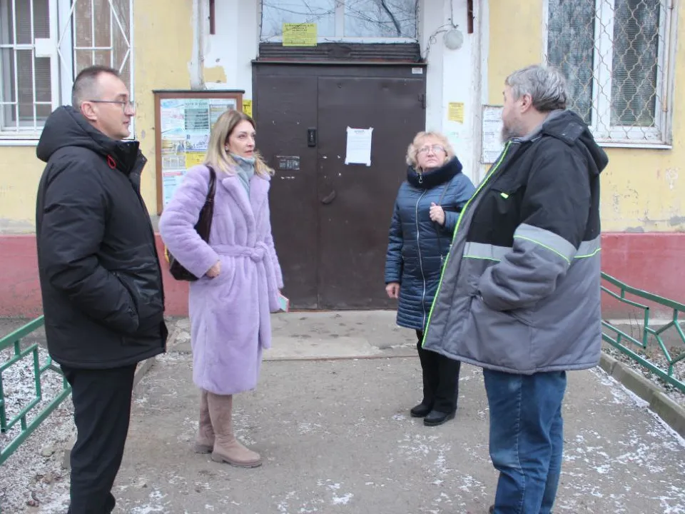 Виктория Оганезова проверила подвал дома&nbsp;№ 31 по Вокзальной улице. Фото: пресс-служба администрации г.о. Фрязино&nbsp;