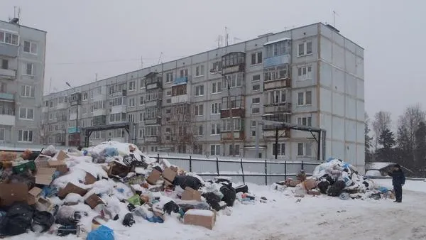 Горы мусора в Горках-25 достигли уровня второго этажа