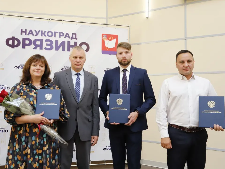 Глава округа награждает сотрудников&nbsp;Центра казачьей культуры.&nbsp;Фото: t.me/VorobievDmitrij