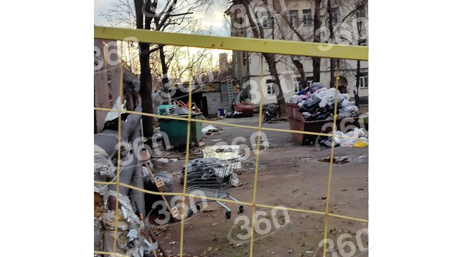 Двор рядом с хостелом