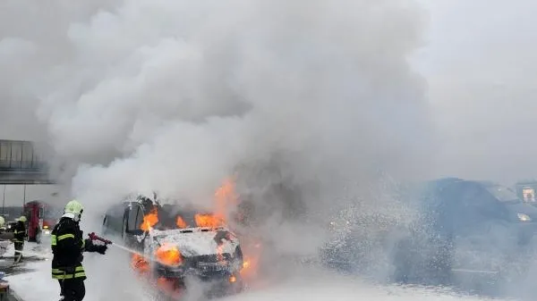 Пожарные потушили горящий автомобиль и пешеходный переход на Рублевском шоссе