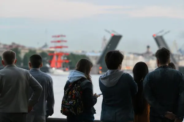 Первая репетиция праздника выпускников «Алые паруса» в акватории Невы в Санкт-Петербурге