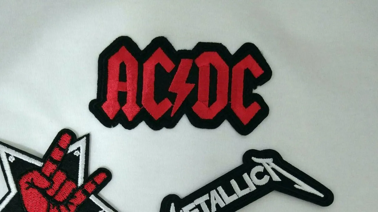 Королевскую британскую почту пополнят «живыми» марками группы AC/DC