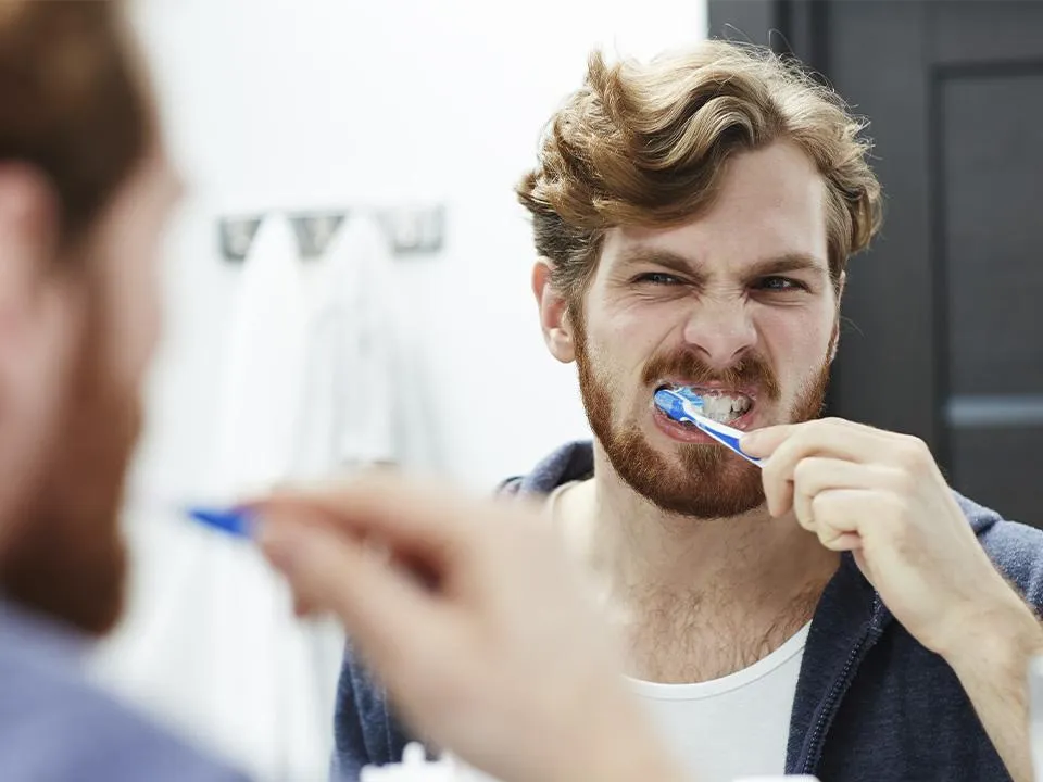 Станете глупее или заболеете раком: стоматолог предупредила об опасности глотания зубной пасты