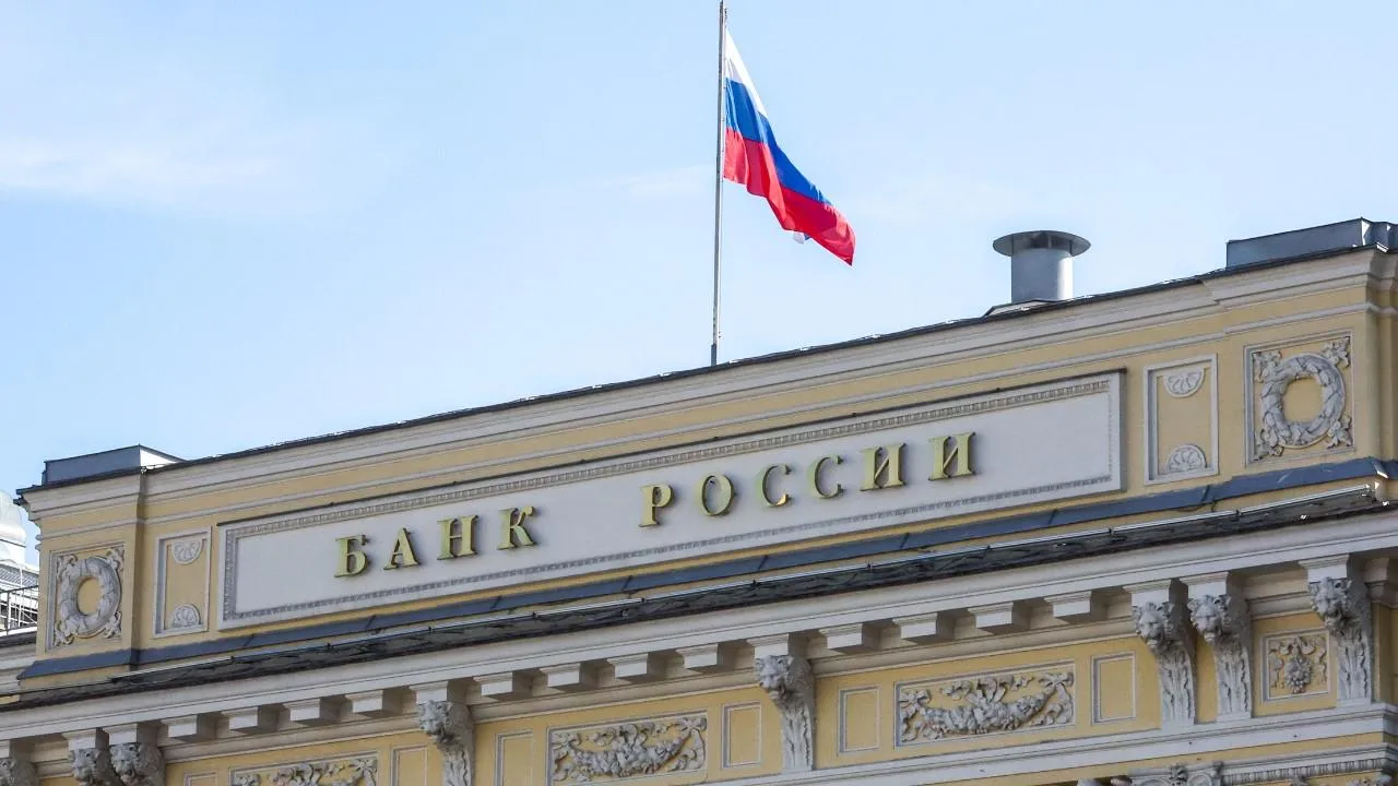 Центробанк РФ повысил ключевую ставку до 12 процентов